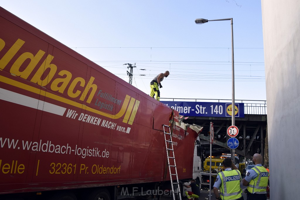 LKW blieb unter Bruecke haengen Koeln Deutz Opladenerstr Deutz Muelheimerstr P131.JPG - Miklos Laubert